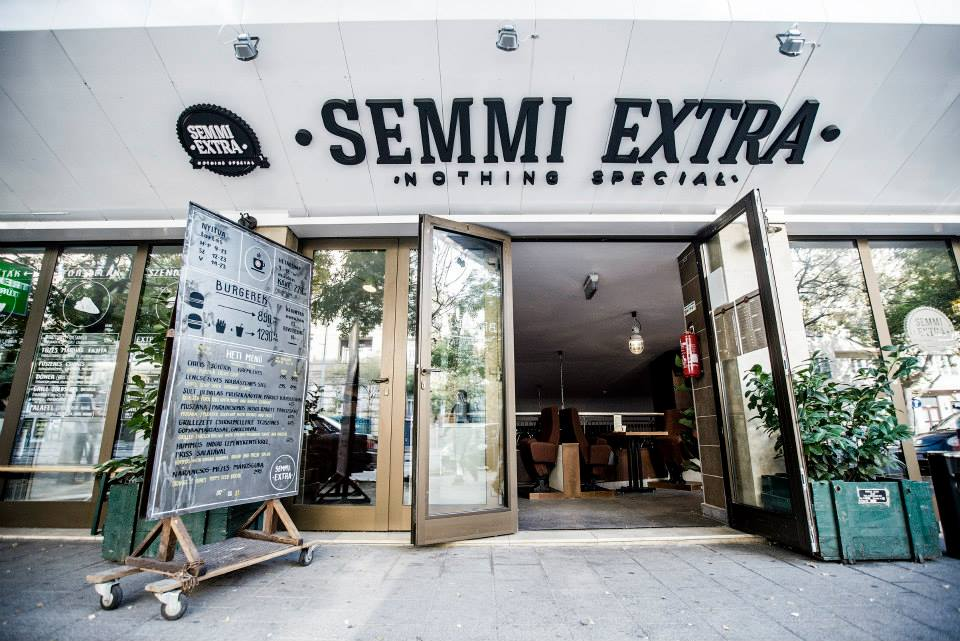 Semmi Extra Étterem